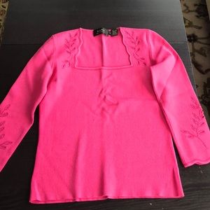 Three-quarter sweater square neck cut out detail